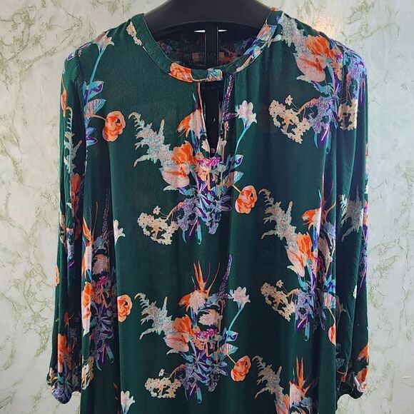 WORLD MARKET Beautiful Floral Top - Picture 2 of 11